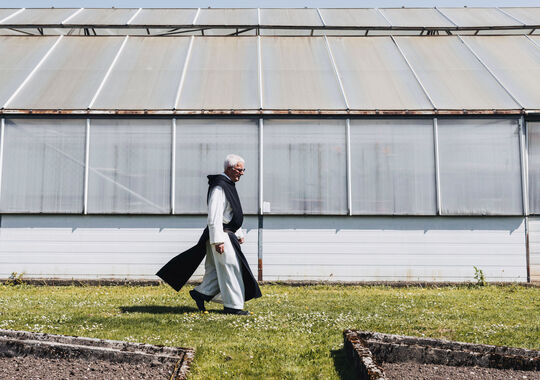 KLOSTER-MEHRERAU-Pater Nivard im Garten quer_A-Lamprecht